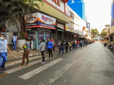 HUMILLANTE: Fila de 2 kilómetros para cobrar SUBSIDIO del IPS
