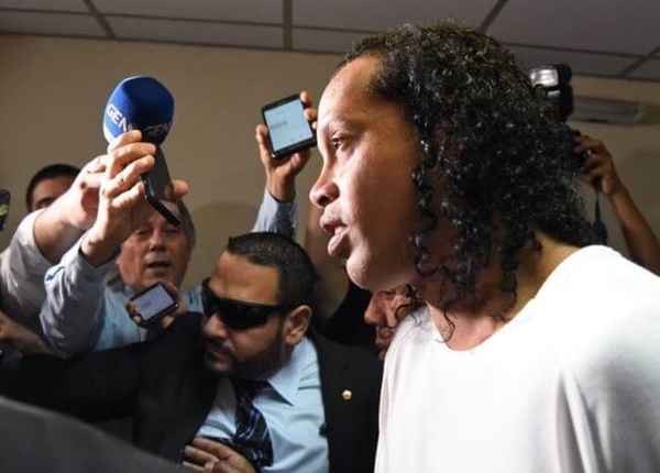 HOY / Ronaldinho: "Cuando supe que iba a ir a prisión fue un golpe duro"