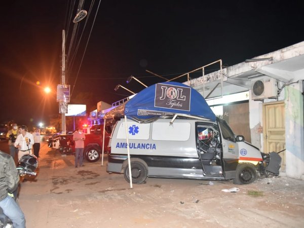 Ambulancia llena de cervecita chocó por una tienda
