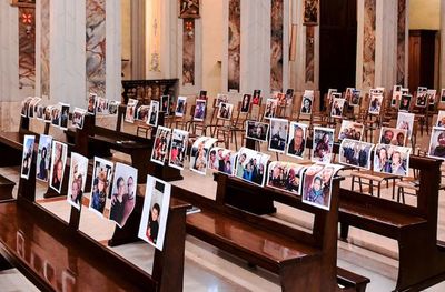 Una iglesia en Venezuela ofrece misas ante papeles con miles de nombres de feligreses