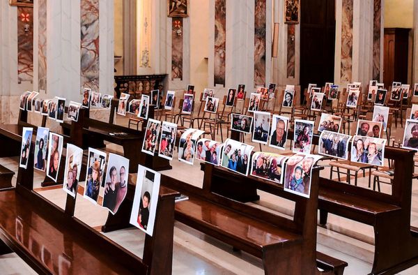 Una iglesia en Venezuela ofrece misas ante papeles con miles de nombres de feligreses