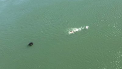 VIDEO: CON HELICÓPTERO ATRAPAN A UN HOMBRE QUE LLEVABA NADANDO UNA TELE A TRAVÉS DEL PARANÁ