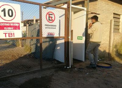 Ponen cabinas de desinfección en oficinas de Gobierno
