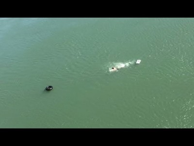 VIDEO: Con helicóptero atrapan a un hombre que llevaba nadando una tele a través del Paraná