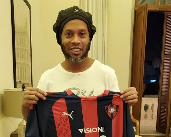 Camiseta del Ciclón firmada por Ronaldinho de vendió por un dineral