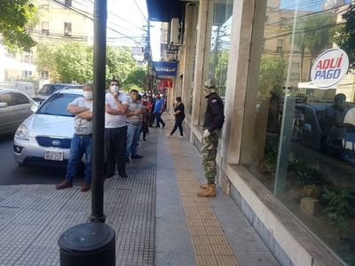 Aglomeración de personas por gestiones en Correo - Nacionales - ABC Color