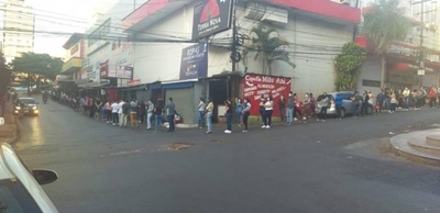 HOY / CDE: Larga fila de trabajadores para cobro de subsidio de IPS en BNF