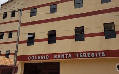 Colegio privado cerrado: Padres buscan desmatricular a sus hijos.