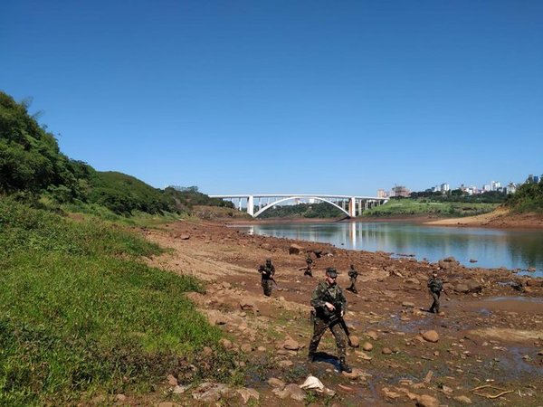 EJERCITO brasileño realiza maniobras en el lecho SECO del río PARANÁ