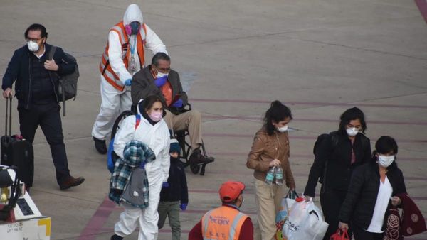 Repatriados bolivianos retornan a sus hogares desde Chile