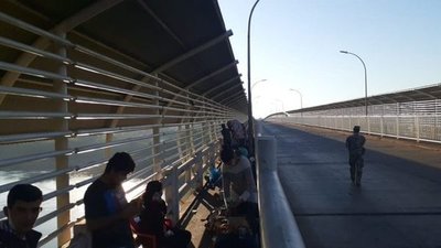 Treintena de paraguayos "golpeando la puerta" para entrar al país en el Puente de la Amistad - ADN Paraguayo