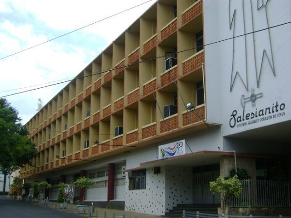 Padres del Salesianito inician "paro virtual" tras no conseguir descuento