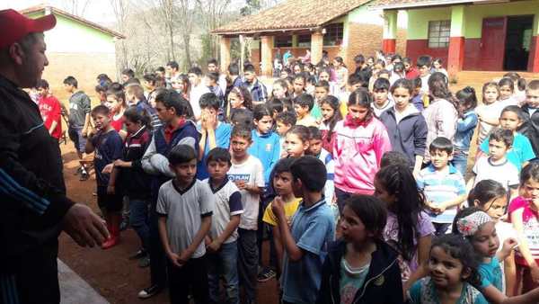 Guairá: docentes denuncian que deben costear materiales de "clases virtuales" - Paraguay Informa