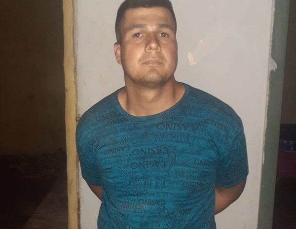 Prepotente hombre golpea a policía y queda detenido