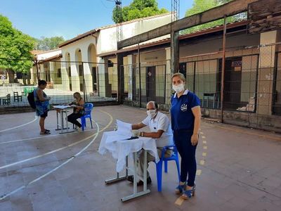 Directora del Dahlquist desmiente que se condicionó entrega de kits