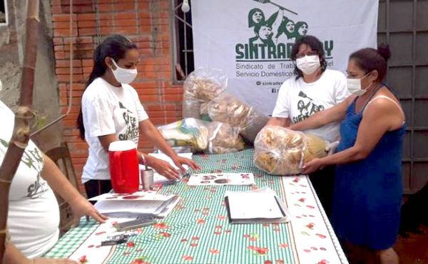 Domésticas reparten alimentos para cesadas