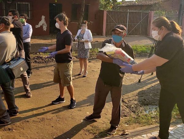 Llevan alimentos a los recicladores