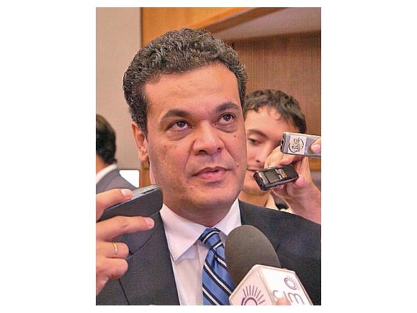 Denuncian al diputado Acevedo por violencia contra la mujer