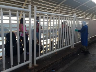 Con su marido muerto y 5 hijos pide volver al país