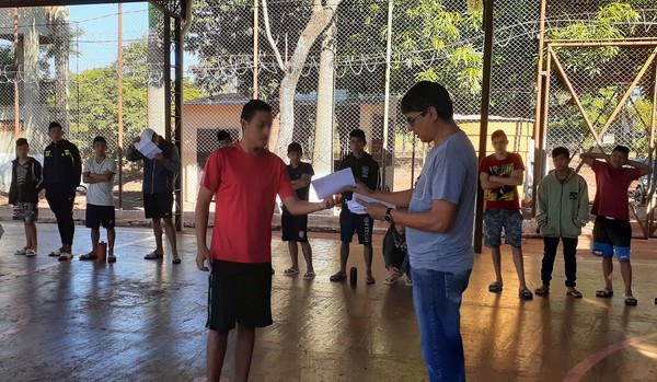 Jóvenes de centros educativos reciben mensajes de esperanzas gracias a cartas solidarias - .::RADIO NACIONAL::.