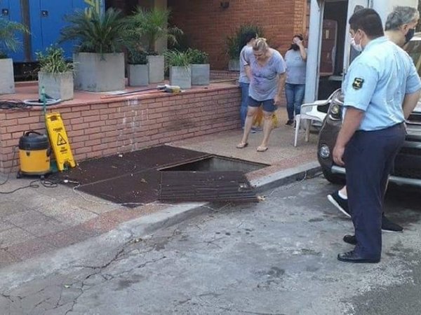 VIDEO: Así fue el momento en que una mujer cayó a fosa de la ANDE mientras limpiaba