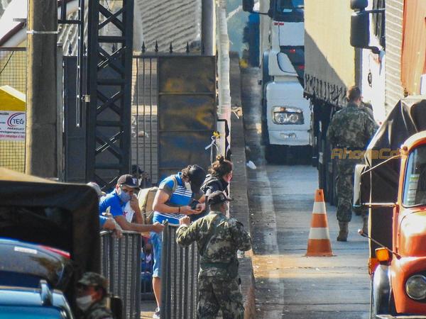 COBRADORES” de coimas operan LIBREMENTE en la zona del Puente de la Amista