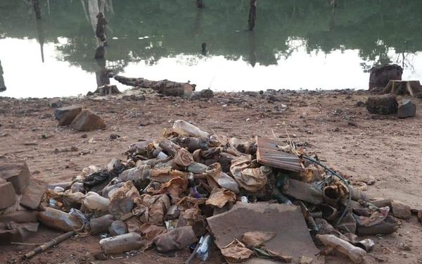 Vecinos limpian costas del Acaray y piden ayuda para recolección de residuos