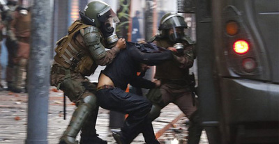 Personas no identificadas disparan a 10 personas que protestaban contra la Policía en Chile - .::RADIO NACIONAL::.