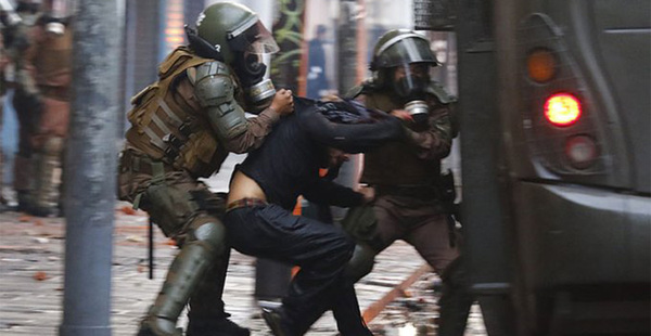 Personas no identificadas disparan a 10 personas que protestaban contra la Policía en Chile - .::RADIO NACIONAL::.