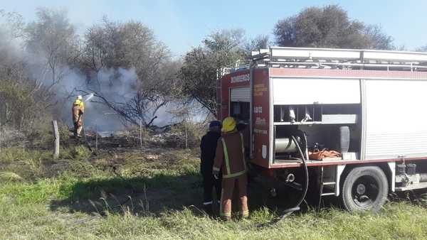 Bomberos Voluntarios lograron aplacar incendio de un campo en Neuland