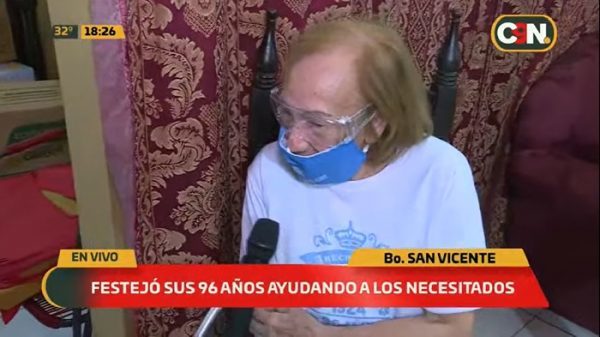 Mujer festeja sus 96 años repartiendo kits de alimentos a sus vecinos