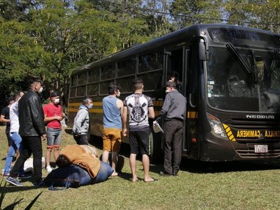 Más de 160 llegaron ayer al país en vuelo humanitario desde Buenos Aires