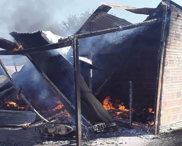 Familia queda en la calle por causa de incendio y precisa ayuda | Radio Regional 660 AM