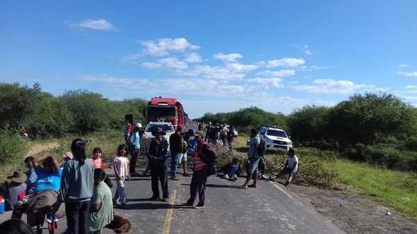 Indígenas cierran ruta Transchaco reclamando bolsas de alimentos para no seguir con hambre