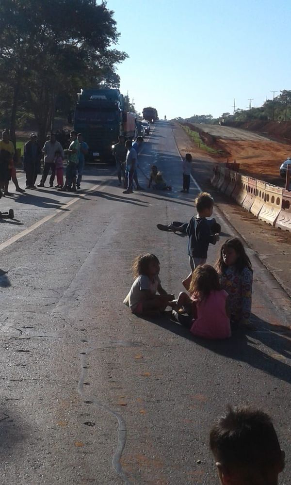 Nativos cobran peaje para olla popular en Caaguazú - Nacionales - ABC Color
