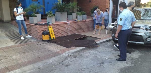 Una mujer cayó al pozo de distribución de la ANDE al pretender limpiar el borde de la rejilla - ADN Paraguayo