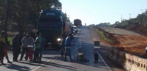 Familias vulnerables hacen cierre relámpago de ruta rogando donación de alimentos - ADN Paraguayo