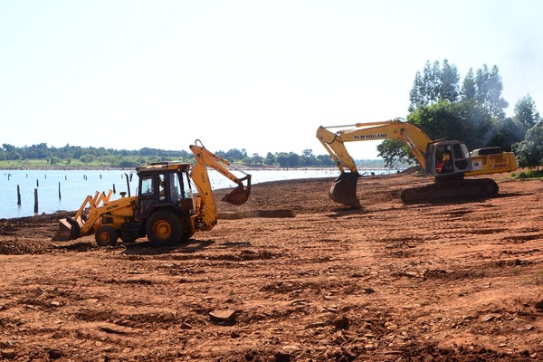 Avanza la construcción de la base para la playa de arena de la costanera de CDE