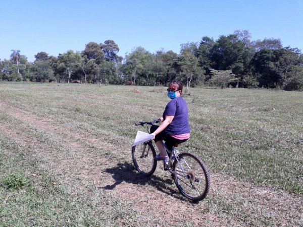 Una profe con todas las letras: en bici reparte tareas a sus alumnitos