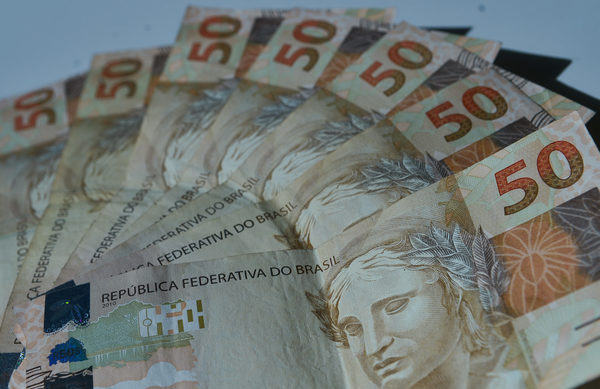 El real se desploma ante el dólar ¿Qué efectos tendrá en la economía de Paraguay?