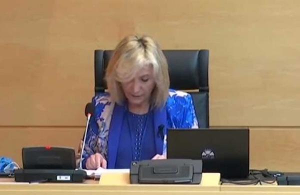 Funcionaria española rompe en llanto por los profesionales de la salud fallecidos por coronavirus - SNT