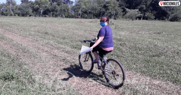 Una profe con todas las letras: en bici reparte tareas a sus alumnitos