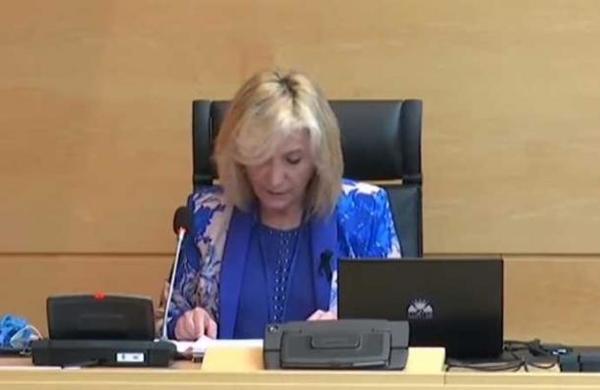 Funcionaria española rompe en llanto por los profesionales de la salud fallecidos por coronavirus - C9N