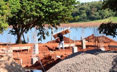 Avanza construcción de base para la playa de arena de la costanera