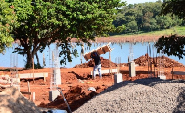 Avanza construcción de base para la playa de arena de la costanera