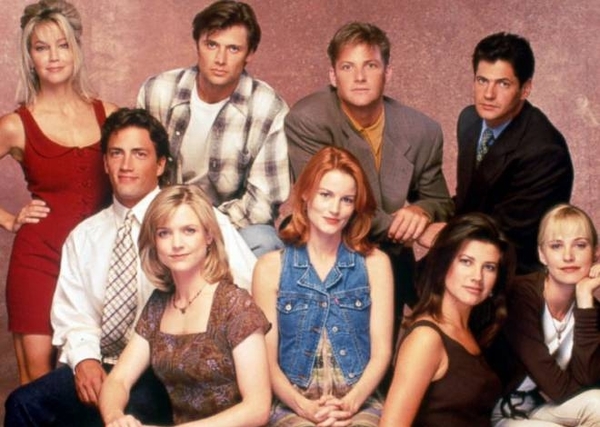 HOY / Actores de la serie "Melrose Place" se reunirán por primera vez desde 2012