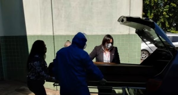 Finalmente pudo ingresar al país la compatriota con sus cinco hijos y el féretro de su marido - Nacionales - ABC Color