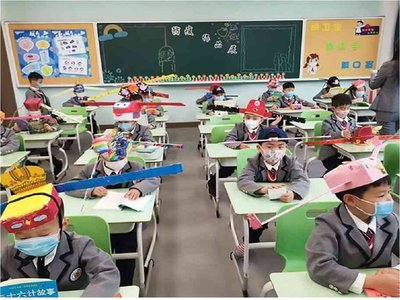 Alumnos regresan a clases con sombreros de 1 metro para mantener distancia social