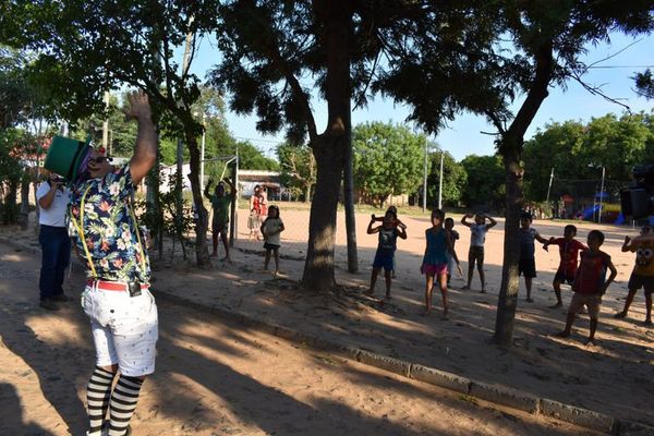 Pedrito alegra a los niños de  Caacupé - Nacionales - ABC Color