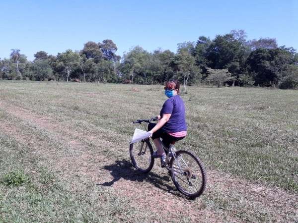 UNA PROFE CON TODAS LAS LETRAS: EN BICI REPARTE LAS TAREAS A SUS ALUMNITOS